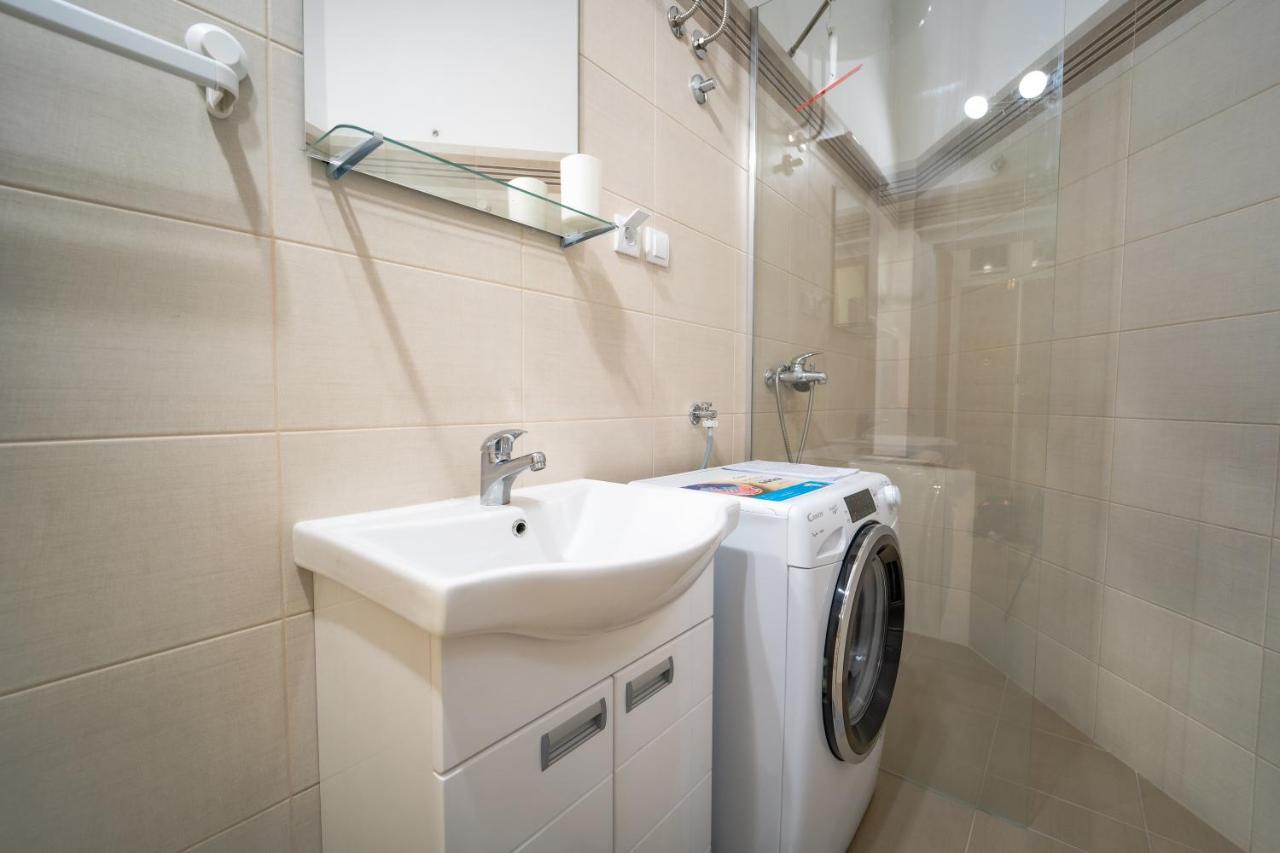 Botanical9, Centre, 2 Bedroom Apartment *